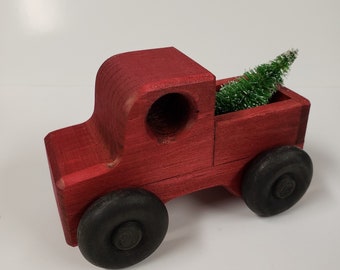 Camioneta roja de madera hecha a mano con árbol de Navidad. Adorno navideño único hecho a mano.