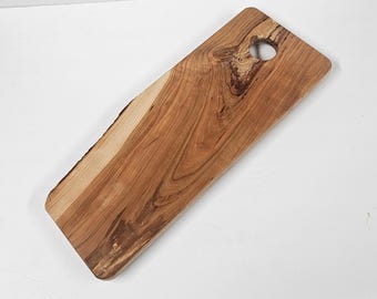 Tabla de embutidos - Hecha a medida en madera de cerezo reciclada con borde natural.