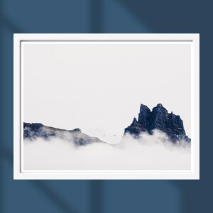 Stampa fotografica minimalista di montagne islandesi - Arte murale di paesaggi nordici, foto moderna della natura per un arredamento neutro.