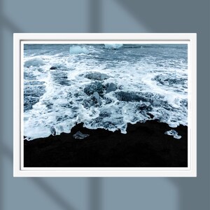 Fotografia minimalista delle onde dell'oceano islandese - Stampa su ghiaccio di Diamond Beach, decorazione murale di una spiaggia di sabbia nera, arredamento costiero moderno