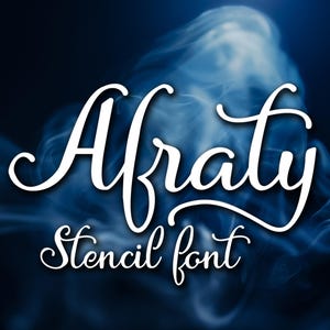 Può includere: Font Afraty in stencil, scritta in corsivo bianco su uno sfondo blu fumoso.
