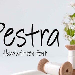 Carattere Pestra, carattere scritto a mano, carattere tipografico scritto a mano, carattere digitale, uso commerciale, TTF, OTF, download immediato