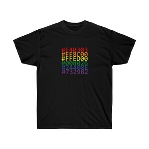 Puede incluir: Camiseta negra con un diseño de arcoíris que presenta los códigos de color hexadecimales: #E40303, #FF8C00, #FFED00, #008026, #24408E, #732982
