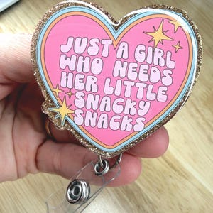Portabadge con scritta "Just A Girl Who Needs Her Snacky Snacks", carino, divertente, femminile, per infermiera, RN, operatrice sanitaria, collega, regalo.