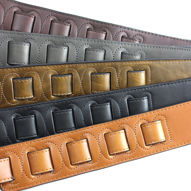 Puede incluir: Cinco correas de guitarra en diferentes colores, cada una con un dise&ntilde;o &uacute;nico de cuadrados de cuero cosidos. Las correas est&aacute;n hechas de cuero marr&oacute;n, gris, marr&oacute;n claro, negro y marr&oacute;n.
