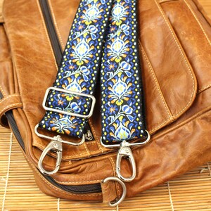 Walker And Williams HP-29-MET Woven Vintage Guitar Style Crossbody Purse Strap Blue and Gold & Brushed Crome Slider bild 2