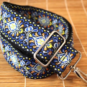 Walker And Williams HP-29-MET Woven Vintage Guitar Style Crossbody Purse Strap Blue and Gold & Brushed Crome Slider bild 6