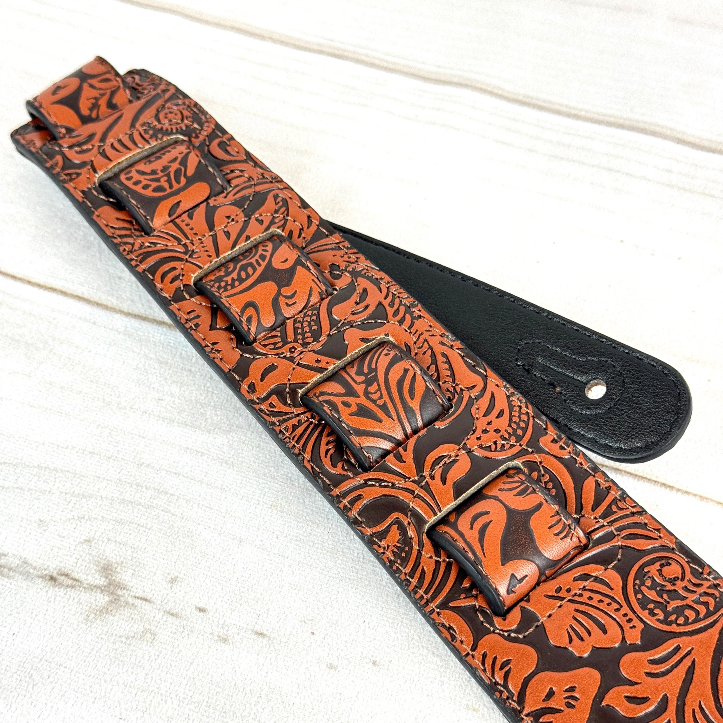 ヴォルフガング・ティルマンズ Walker & Williams G-973 Latigo Tan Padded Leather Guitar