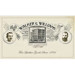 Peut inclure: Image en noir et blanc d'une devanture de magasin avec le texte "Walker & Williams" au-dessus de l'entr&eacute;e. Le texte "Tanneurs & Marchands de cuir" est sur le c&ocirc;t&eacute; gauche de l'image et le texte "Importateurs, fabricants et n&eacute;gociants en tous genres de harnais, sellerie, quincaillerie de harnais, colliers de cheval, fouets, etc. etc." est sur le c&ocirc;t&eacute; droit de l'image. Le texte "Fine Leather Goods Since 1894" est en bas de l'image.