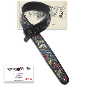 Peut inclure: Une sangle de guitare en cuir noir avec un motif floral coloré. La sangle est doublée de cuir brun et possède une boucle en métal. La sangle est décorée d'un motif floral bleu, vert et rouge. La sangle est également décorée d'une petite étiquette blanche qui dit "LHR-12".