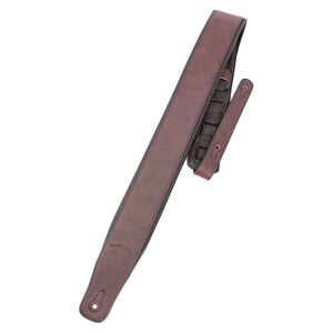Puede incluir: Una correa de guitarra de cuero marr&oacute;n con un dise&ntilde;o tejido y longitud ajustable. La correa tiene una correa de extremo de cuero marr&oacute;n con una hebilla de metal.