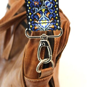 Walker And Williams HP-29-MET Woven Vintage Guitar Style Crossbody Purse Strap Blue and Gold & Brushed Crome Slider bild 4