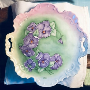 Wunderschönes Porzellan Tablett mit lila violetten Blumen Handbemalt.