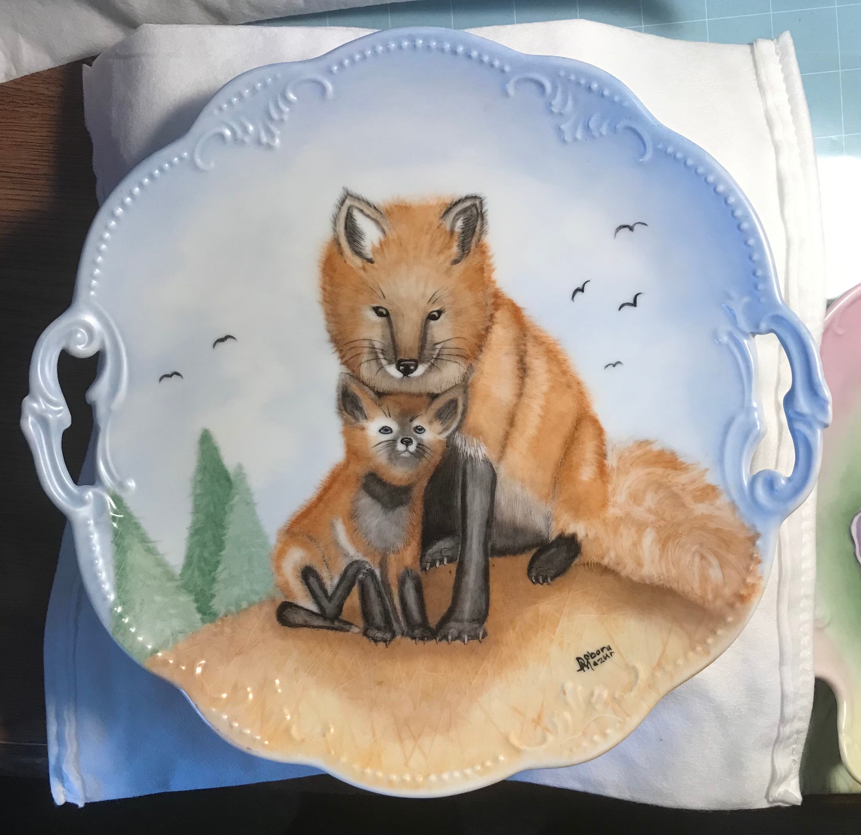 Hermosa familia de zorros pintada a mano en una hermosa bandeja de porcelana con asas.