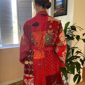 Kimono fleuri brodé rouge taille uniek, geborduurde roze kimono, kantha jas, tuinfeest kimono, bloemenjasje, rode kimono afbeelding 6