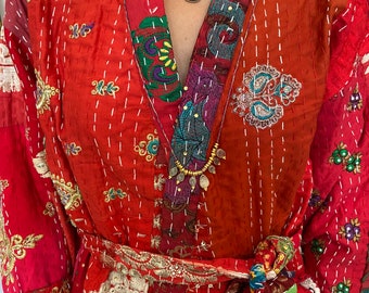 Kimono fleuri brodé rouge taille uniek, geborduurde roze kimono, kantha jas, tuinfeest kimono, bloemenjasje, rode kimono