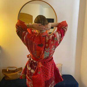 Kimono fleuri brodé rouge taille uniek, geborduurde roze kimono, kantha jas, tuinfeest kimono, bloemenjasje, rode kimono afbeelding 4