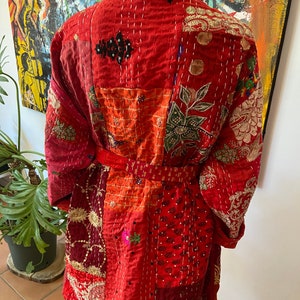 Kimono fleuri brodé rouge taille uniek, geborduurde roze kimono, kantha jas, tuinfeest kimono, bloemenjasje, rode kimono afbeelding 7