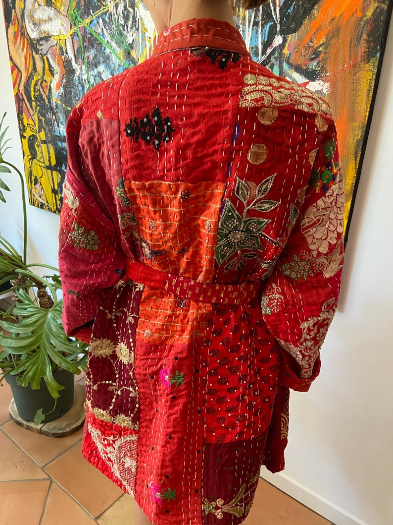 Kimono fleuri brodé rouge taille uniek, geborduurde roze kimono, kantha jas, tuinfeest kimono, bloemenjasje, rode kimono afbeelding 7