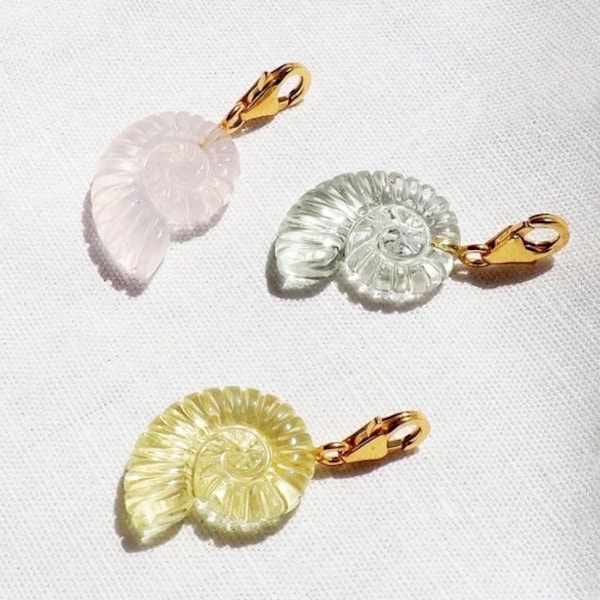 pendentifs Ammonite Shell petite et grande en pierre naturelle, gemstone Ammonite Shell charms for necklace or jewelry, small and large