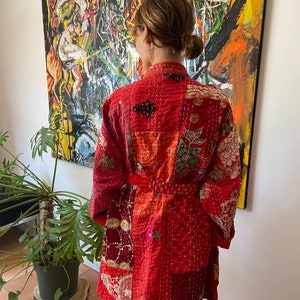 Kimono fleuri brodé rouge taille uniek, geborduurde roze kimono, kantha jas, tuinfeest kimono, bloemenjasje, rode kimono afbeelding 8