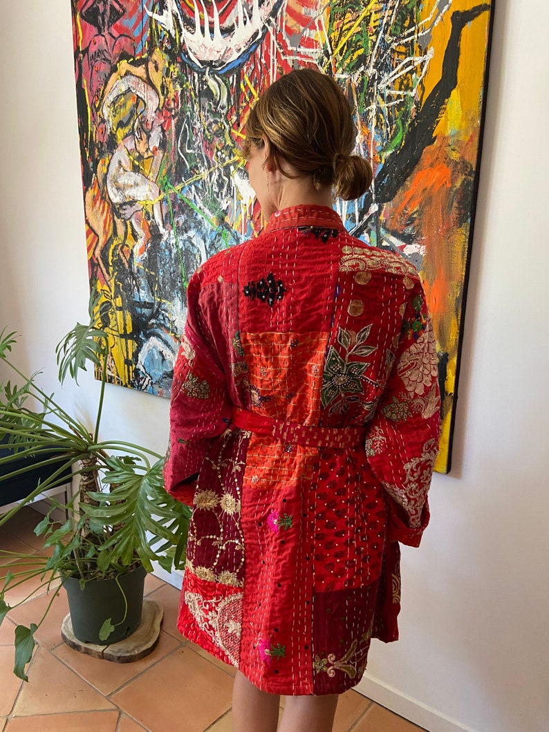 Kimono fleuri brodé rouge taille uniek, geborduurde roze kimono, kantha jas, tuinfeest kimono, bloemenjasje, rode kimono afbeelding 8