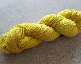 Wattle Yellow sing co: Handdyed Corriedale Aran weight NON superwash yarn.