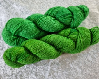 Hulking Green sing co: Handdyed Corriedale Aran weight NON superwash yarn.