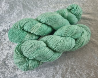 Sea breeze (light spearmint) tonal: Handdyed Merino single NON superwash light fingering weight yarn.