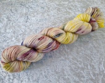 Fairy Lights 2022: BFL (Blue Faced Leicester) handdyed Superwash fingering weight high twist sock yarn.