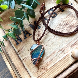 Collier de cercueil de Labradorite, collier de cercueil de cristal, collier de cercueil, bijoux de cercueil, bijoux d'Halloween, saison fantasmagorique, bijoux de sorcière