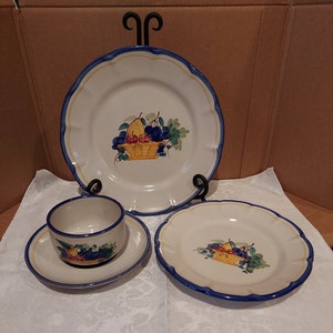 Vintage VIETRI Solimene 16 Piece Dining Set 4 EA 10&quot; Dinner 8&quot; Salad Cup Saucer Majolica Blue Rim Fruit Basket Made in Italy Hand Painted Ex