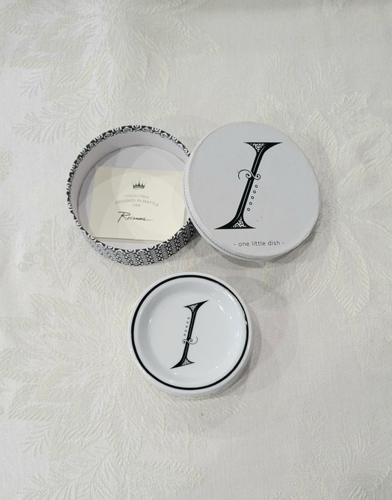 Calligraphie Name Letter Porcelain Ring Holder Tr… - image 1