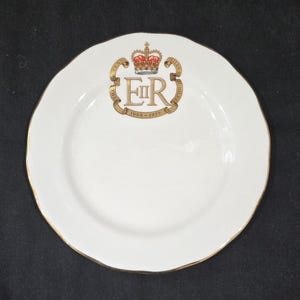 Queen Elizabeth II Commemorative &quot;E II R&quot; 1977 Silver Jubilee Plate Gold Banner Red Crown Bone China Made in England Collectible GIFT