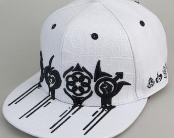 Gorro con correa de cocodrilo blanco PLUR de RAGE MOB Clothing.
