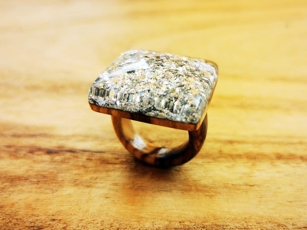 樹脂と木で作られた女性用リング、スクエアリング、オリーブウッド