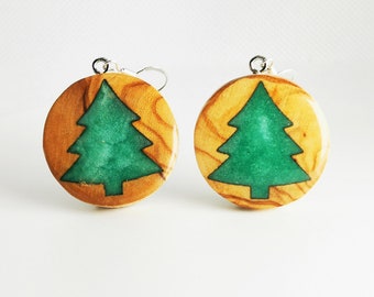 Weihnachtsohrringe aus Olivenholz und grünem Harz – Handgefertigte Ohrringe aus Harz und Holz – Weihnachtsbaum-Design