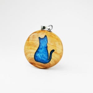 Handgefertigter Katzenschmuck, Geschenk für Katzenbesitzer, Halsketten für Frauen, entzückende kleine blaue sitzende Katze