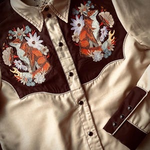 Camisa Western hecha a mano con bonitos bordados de zorros y guitarra con llamas.