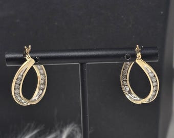 Boucles d'oreilles créoles ovales serties de diamants naturels en or 14 carats (5,4 g).