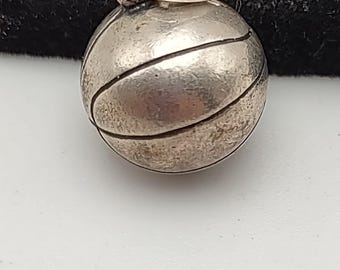 Breloque 3D James Avery Sterling, basketteur de basket-ball, à boucle non coupée (modèle retiré).