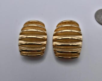 Pendientes grandes de clip en tono dorado de Givenchy Paris NY