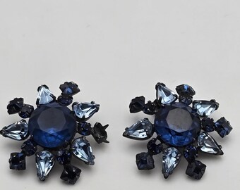 Pendientes vintage firmados por Schreiner NY con zafiros y diamantes de imitación.