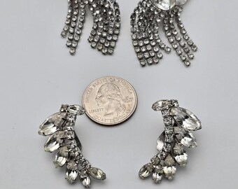 Lote de 2 pendientes de clip con diamantes de imitación WEISS firmados, años 50-60.