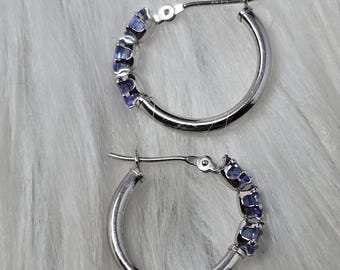Boucles d'oreilles créoles en or blanc 10 carats et pierre précieuse violette naturelle