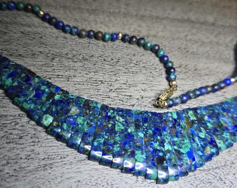 Collar de losa de azurita y azurmalaquita vibrante, tallado artesanalmente.