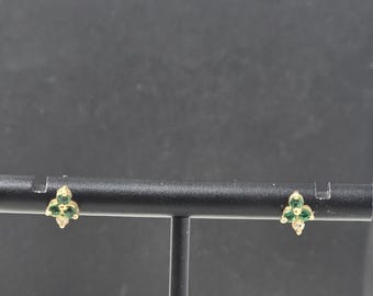 Boucles d'oreilles puces en or 14 carats, émeraude naturelle et diamant, pierre de naissance de mai