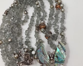 Broche papillon en argent sterling et nacre d'ormeau, collier à 3 rangs de pierres
