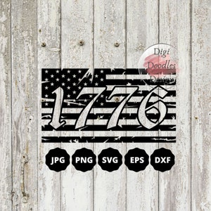 Puede incluir: Un diseño de bandera estadounidense desgastado en blanco y negro con el número 1776 en una fuente en negrita. El diseño es perfecto para crear manualidades patrióticas, ropa y decoración del hogar.
