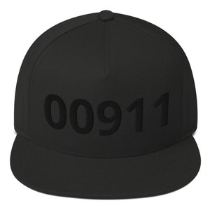 Può includere: Un cappello da baseball nero a visiera piatta con il numero "00911" ricamato in nero sul davanti.